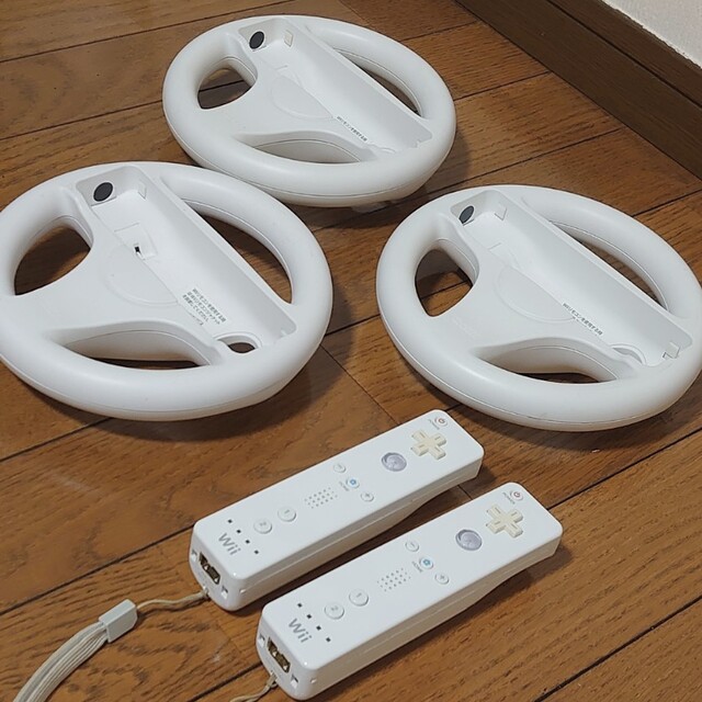 Wii(ウィー)の早い者勝ち💫Wii ハンドル リモコン ソフト モーションプラス エンタメ/ホビーのゲームソフト/ゲーム機本体(家庭用ゲーム機本体)の商品写真