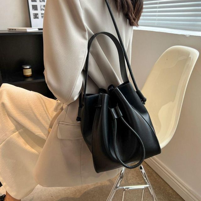 ♐巾着ショルダーバッグ PUレザー斜めがけ　ブラック■可愛い韓国ファッション