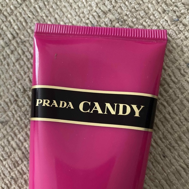 PRADA(プラダ)のPRADA CANDY プラダ キャンディボディローション 50ml 未使用 コスメ/美容のボディケア(ボディローション/ミルク)の商品写真