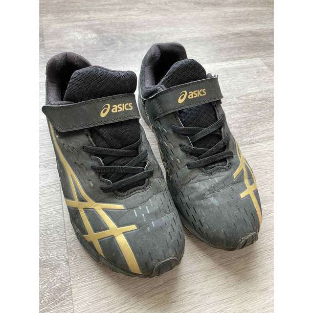 asics(アシックス)のasics スニーカー　黒 キッズ/ベビー/マタニティのキッズ靴/シューズ(15cm~)(スニーカー)の商品写真