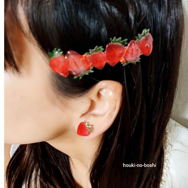みずみずしい苺ピアス(クリップイヤリング)の通販 by houki-no-boshi shop|ラクマ 苺ブーケピアス
