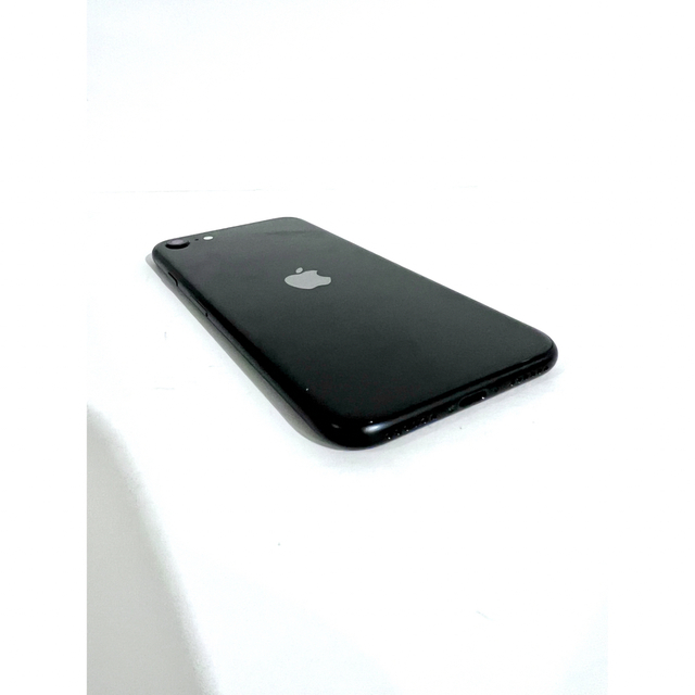 iPhone(アイフォーン)のiPhone SE 第2世代 64GBブラック SIMフリー（付属品付き） スマホ/家電/カメラのスマートフォン/携帯電話(スマートフォン本体)の商品写真