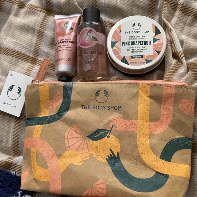 THE BODY SHOP(ザボディショップ)のザ　ボディショッブ　ピンクグレープフルーツ　ポーチギフト コスメ/美容のボディケア(ボディクリーム)の商品写真