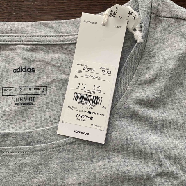 adidas(アディダス)のアディダス　Tシャツ　グレー　半袖　新品　M Mサイズ レディースのトップス(Tシャツ(半袖/袖なし))の商品写真