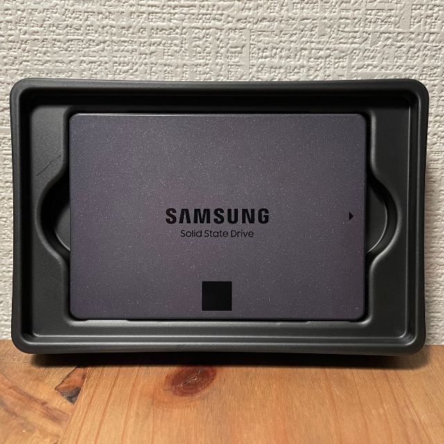 SAMSUNG(サムスン)の【セット】Samsung870QVO2TB SATA2.5 SSD+外付けケース スマホ/家電/カメラのPC/タブレット(PC周辺機器)の商品写真