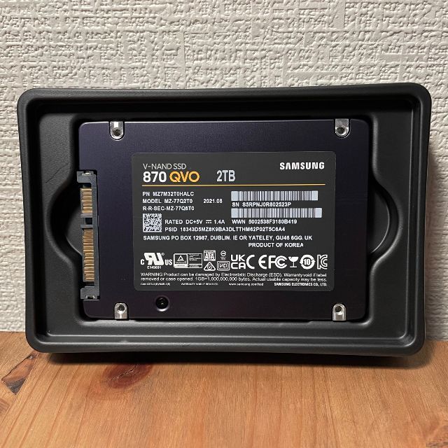 SAMSUNG(サムスン)の【セット】Samsung870QVO2TB SATA2.5 SSD+外付けケース スマホ/家電/カメラのPC/タブレット(PC周辺機器)の商品写真