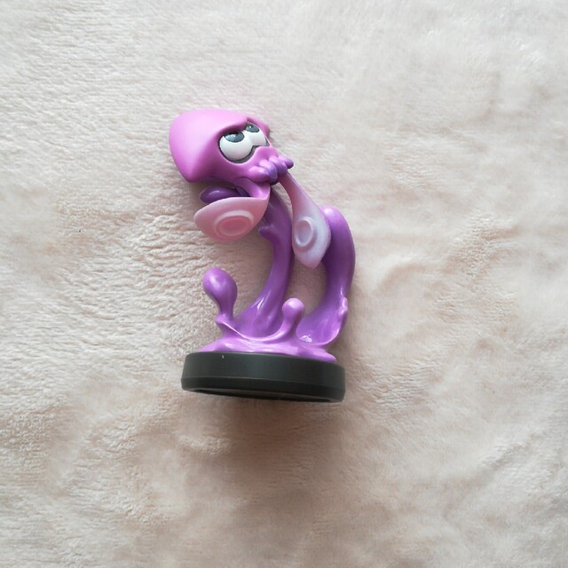 スプラトゥーン amiibo イカ(ネオンパープル) エンタメ/ホビーのフィギュア(ゲームキャラクター)の商品写真