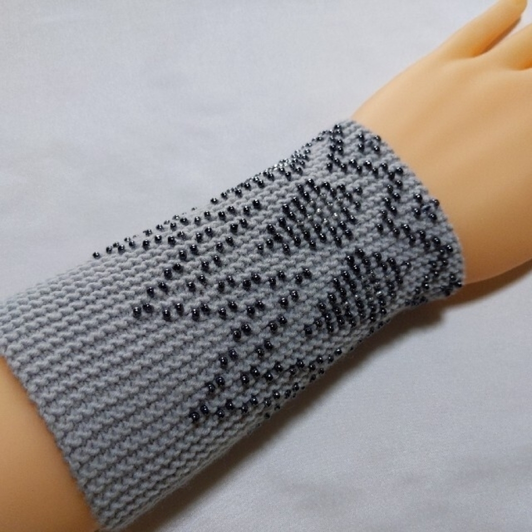 いったんさま　no.32.no.61　ビーズを編み込んだリストウォーマー ハンドメイドのファッション小物(手袋)の商品写真