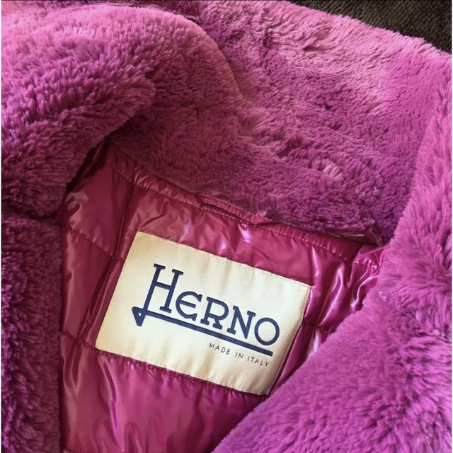 HERNO(ヘルノ)の値下げ　美品　HERNO ヘルノ　ファー コート　ダウン　パープル　中綿 レディースのジャケット/アウター(ダウンコート)の商品写真