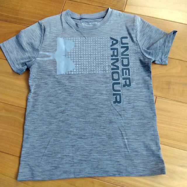 UNDER ARMOUR(アンダーアーマー)の150・160Tシャツ スポーツ/アウトドアのサッカー/フットサル(ウェア)の商品写真