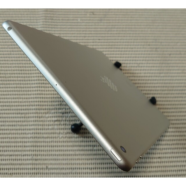 iPad(アイパッド)の完動品液晶無傷iPad第6世代(A1893)本体32GBシルバーWi-Fiモデル スマホ/家電/カメラのPC/タブレット(タブレット)の商品写真