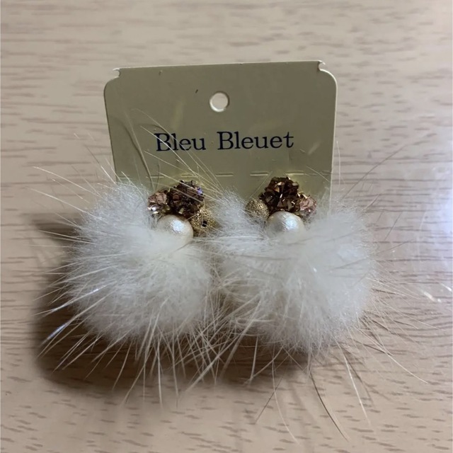 Bleu Bleuet(ブルーブルーエ)のファーイヤリング　ホワイト レディースのアクセサリー(イヤリング)の商品写真