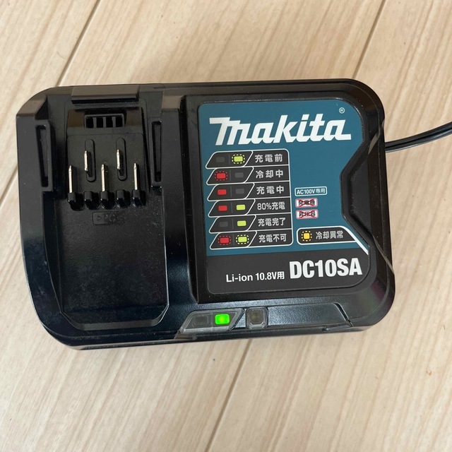 Makita(マキタ)のmakita マキタ　DC10SA 充電器 スポーツ/アウトドアの自転車(工具/メンテナンス)の商品写真