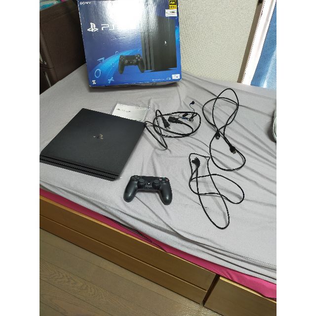 PlayStation4(プレイステーション4)の【中古】PS4 Pro SSD250GB換装済み エンタメ/ホビーのゲームソフト/ゲーム機本体(家庭用ゲーム機本体)の商品写真