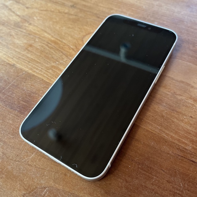 iPhone(アイフォーン)のiPhone12mini 64GB ホワイト　SIMロック解除済 スマホ/家電/カメラのスマートフォン/携帯電話(スマートフォン本体)の商品写真