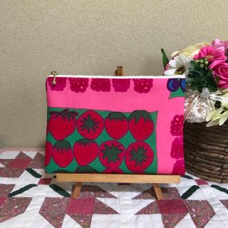 マリメッコ(marimekko)の【廃盤稀少】マリメッコ  生地ハンドメイド　ムンモランマルヤット　フラットポーチ(ポーチ)