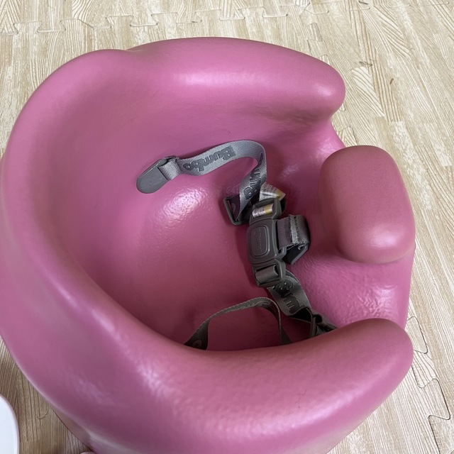 Bumbo(バンボ)の☆除菌洗浄済　☆美品☆　バンボ　ベビーソファー　トレイ＆腰ベルト付　人気のピンク キッズ/ベビー/マタニティのキッズ/ベビー/マタニティ その他(その他)の商品写真