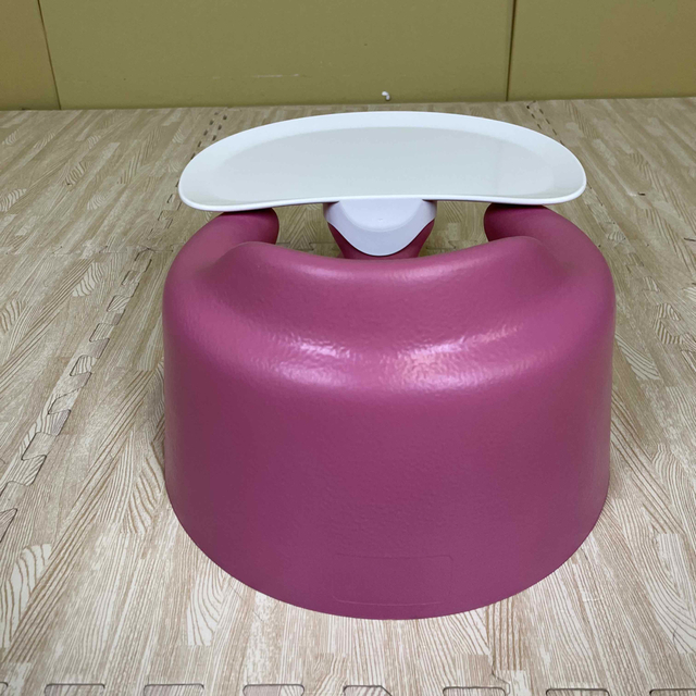 Bumbo(バンボ)の☆除菌洗浄済　☆美品☆　バンボ　ベビーソファー　トレイ＆腰ベルト付　人気のピンク キッズ/ベビー/マタニティのキッズ/ベビー/マタニティ その他(その他)の商品写真