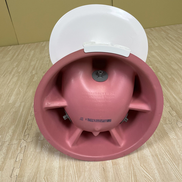 Bumbo(バンボ)の☆除菌洗浄済　☆美品☆　バンボ　ベビーソファー　トレイ＆腰ベルト付　人気のピンク キッズ/ベビー/マタニティのキッズ/ベビー/マタニティ その他(その他)の商品写真