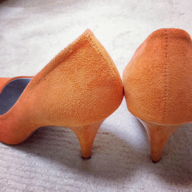 オレンジ・スエードパンプス レディースの靴/シューズ(ハイヒール/パンプス)の商品写真