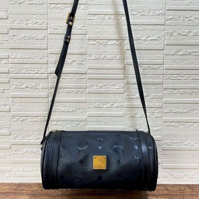 A内側美品 MCM レザー ショルダー バッグ 筒形 ロゴ 総柄 ゴールド 金具 黒