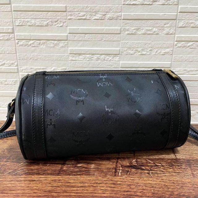 MCM - 美品 MCM レザー ショルダー バッグ 筒形 ロゴ 総柄 ゴールド