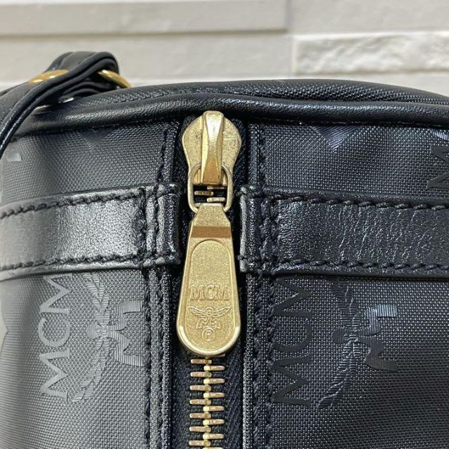 MCM(エムシーエム)の美品 MCM レザー ショルダー バッグ 筒形 ロゴ 総柄 ゴールド 金具 黒 レディースのバッグ(ショルダーバッグ)の商品写真