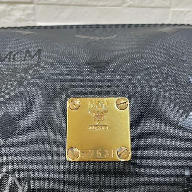 MCM(エムシーエム)の美品 MCM レザー ショルダー バッグ 筒形 ロゴ 総柄 ゴールド 金具 黒 レディースのバッグ(ショルダーバッグ)の商品写真