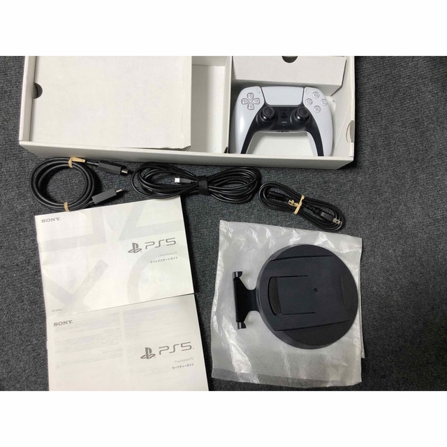 PS5 ディスクドライブ搭載モデル CFI-1000A01 エンタメ/ホビーのゲームソフト/ゲーム機本体(家庭用ゲーム機本体)の商品写真