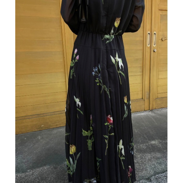 Ameri VINTAGE(アメリヴィンテージ)の【Ameri VINTAGE】SOFIA PLEATS DRESS ブラック レディースのワンピース(ロングワンピース/マキシワンピース)の商品写真