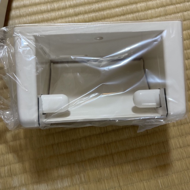 TOTO(トウトウ)のtotoトイレットペーパーホルダー新品 インテリア/住まい/日用品の収納家具(トイレ収納)の商品写真