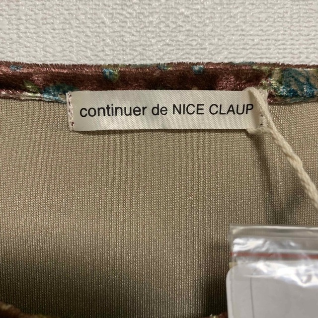 NICE CLAUP(ナイスクラップ)の新品タグ付き　花柄カットソー　コンティニュエ　ド　ナイスクラップ　ベロア　エンジ レディースのトップス(カットソー(長袖/七分))の商品写真