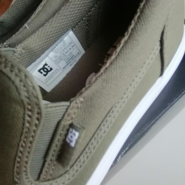 DC SHOES(ディーシーシューズ)のDCSHOES★カーキ色無地スリッポン★新品★US8★JP26 メンズの靴/シューズ(スニーカー)の商品写真