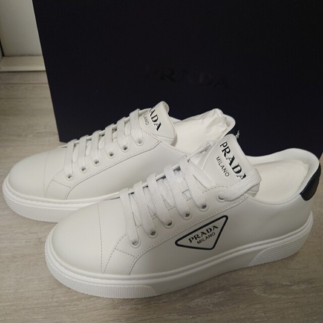 在庫処分】 PRADA 新品未使用 PRADA レザースニーカー 三角ロゴ