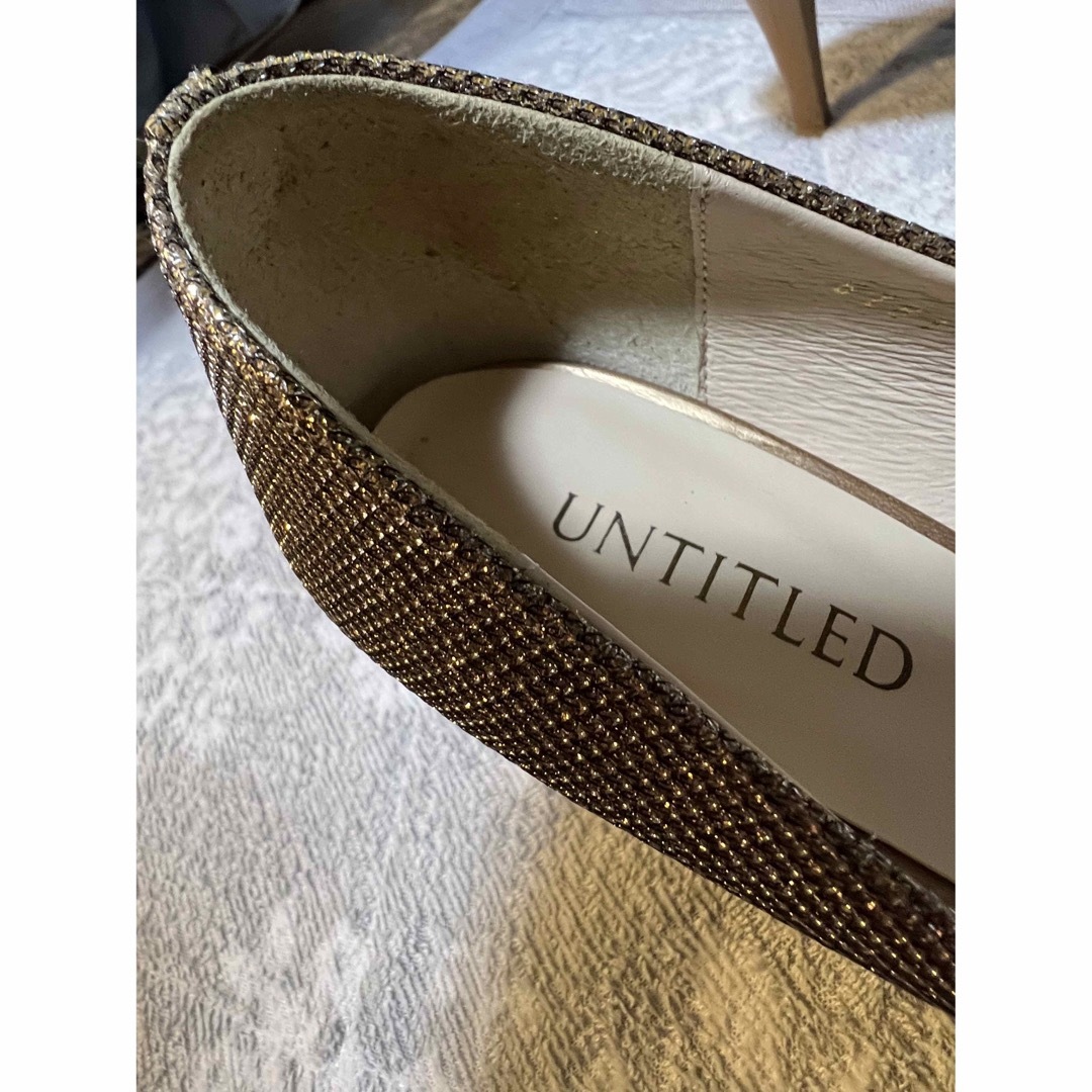UNTITLED(アンタイトル)のuntitledゴールドパンプス レディースの靴/シューズ(ハイヒール/パンプス)の商品写真