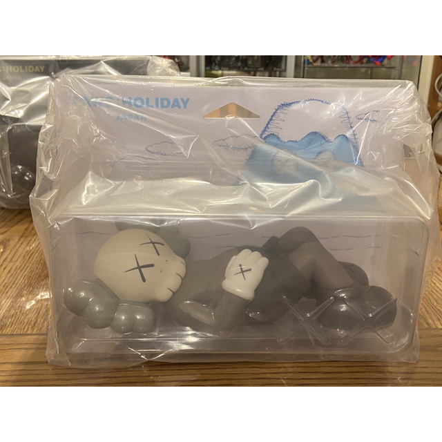 限​定​販​売​ カウズ KAWS HOLIDAY JAPAN フィギュア 【新品