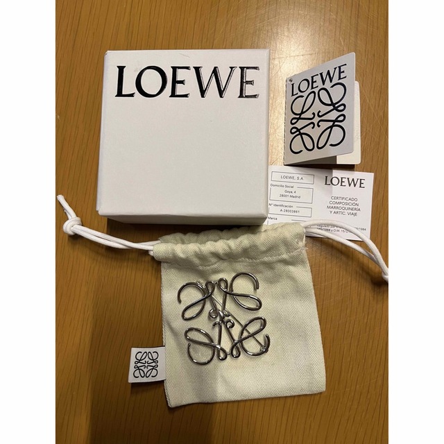 LOEWE(ロエベ)のあこねい様専用　ロエベ　アナグラム　ブローチ　シルバー レディースのアクセサリー(ブローチ/コサージュ)の商品写真