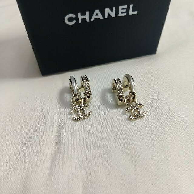 CHANELグレーシルバーピアス