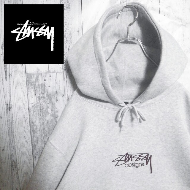STUSSY(ステューシー)》ブラウンロゴ刺繍 裏起毛プルオーバーパーカー