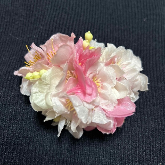 桜色コサージュ　ヘアアクセサリー　バッグチャーム ハンドメイドのアクセサリー(コサージュ/ブローチ)の商品写真