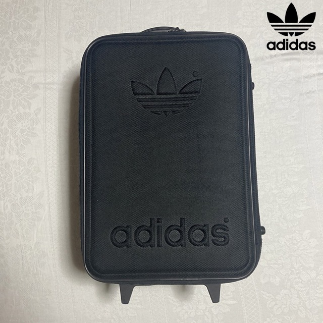 adidas(アディダス)の【adidas】キャリーバッグ 黒 デカロゴ トラベルバッグ メンズ レディース レディースのバッグ(スーツケース/キャリーバッグ)の商品写真