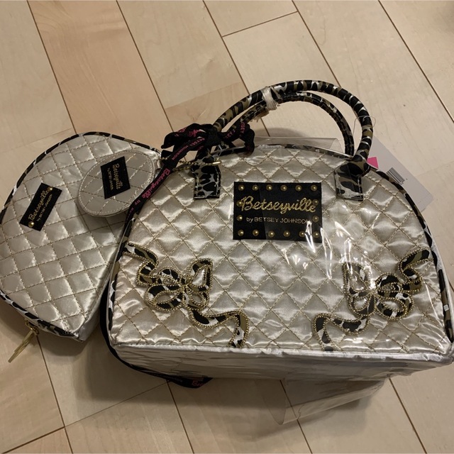 BETSEY JOHNSON(ベッツィジョンソン)の新品　 ベッツィジョンソン Betsey Johnson バッグ　ポーチセット レディースのファッション小物(ポーチ)の商品写真