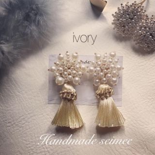 ザラ(ZARA)のパールタッセルピアス  Ivory  入園入学式　ブライダル(ピアス)