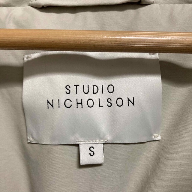 STUDIO NICHOLSON(スタジオニコルソン)のSTUDIO NICHOLSON ECODOWN SHORT メンズのジャケット/アウター(ダウンジャケット)の商品写真