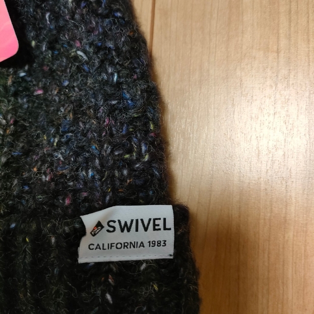 新品未使用品タグ付き　SWIVEL ニット帽子 レディースの帽子(ニット帽/ビーニー)の商品写真