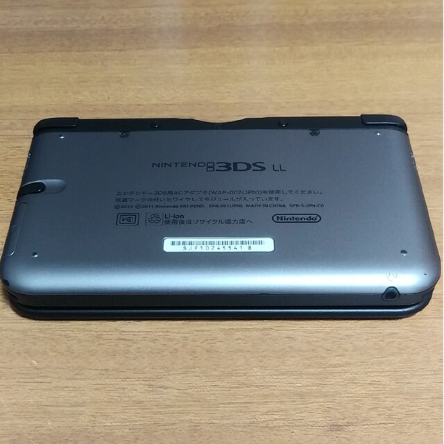 ニンテンドー3DS(ニンテンドー3DS)のニンテンドー3DS LL シルバーXブラック エンタメ/ホビーのゲームソフト/ゲーム機本体(携帯用ゲーム機本体)の商品写真