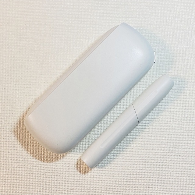 IQOS(アイコス)のNo.2567 【ほぼ美品】アイコス3 DUO ホワイト メンズのファッション小物(タバコグッズ)の商品写真