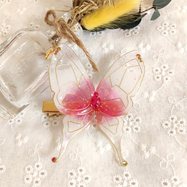 ヘアゴム　蝶々　レジン ハンドメイドのアクセサリー(ヘアアクセサリー)の商品写真