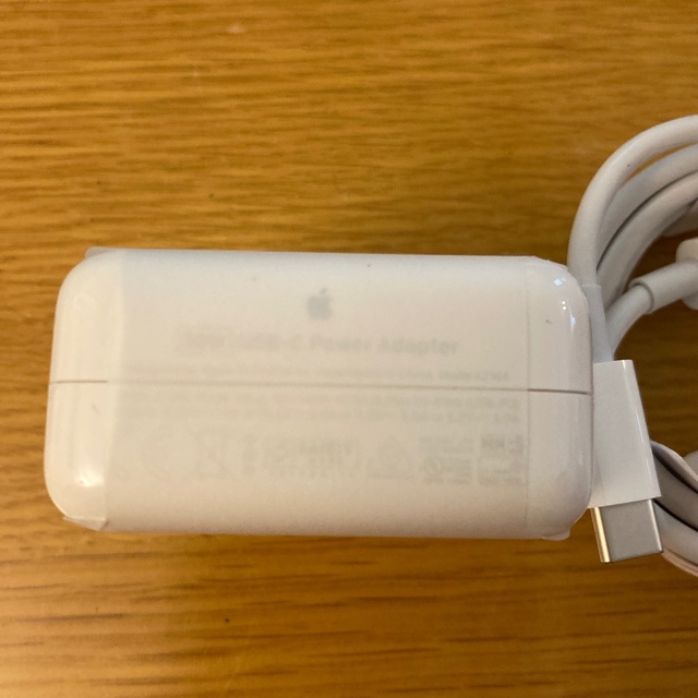 Apple(アップル)の【純正品・未使用】MacBook 30W 電源アダプタとUSB-C 充電ケーブル スマホ/家電/カメラのPC/タブレット(PC周辺機器)の商品写真