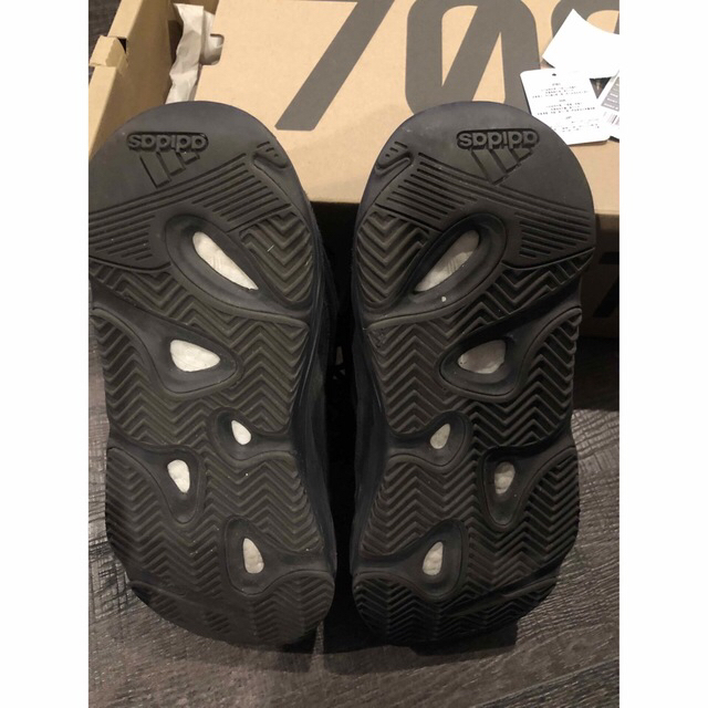adidas(アディダス)の正規品　YEEZY BOOST 700 V2 イージーブースト  メンズの靴/シューズ(スニーカー)の商品写真